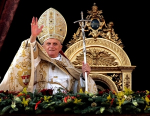 POPE BENEDICT BLESSES PILGRIMS ON CHRISTMAS DAY
